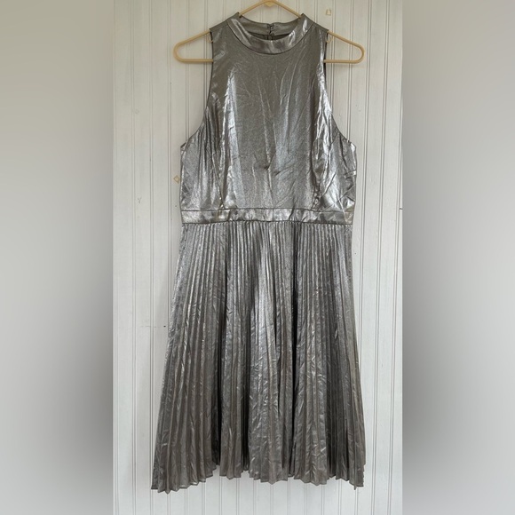 Ann Taylor Silver Bronze Sleeveless Pleated Accordion Chiffon Dress Size 12P NWT - Picture 2 of 10